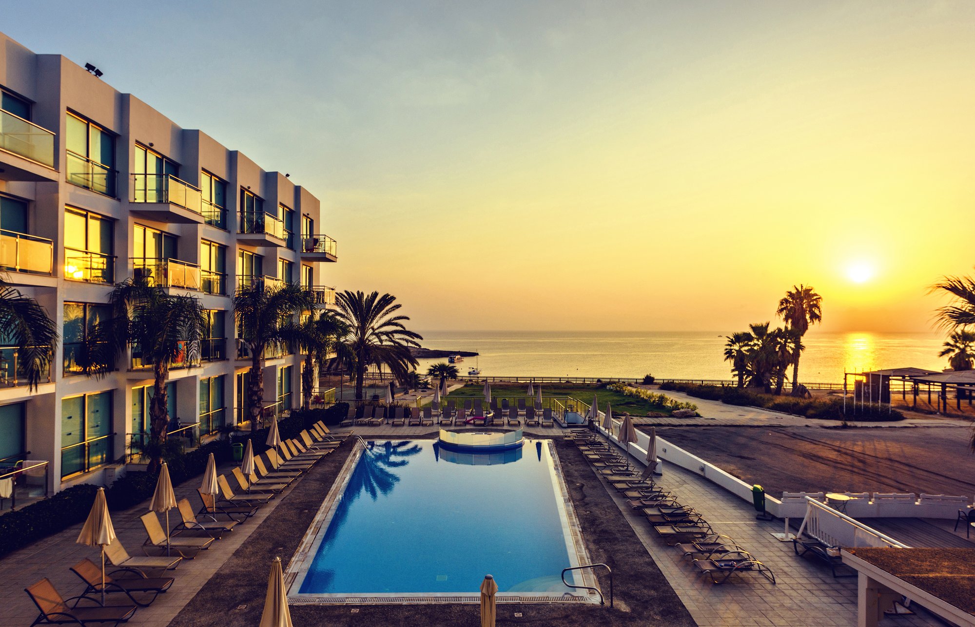 warm-sunrise-hotel-by-sea